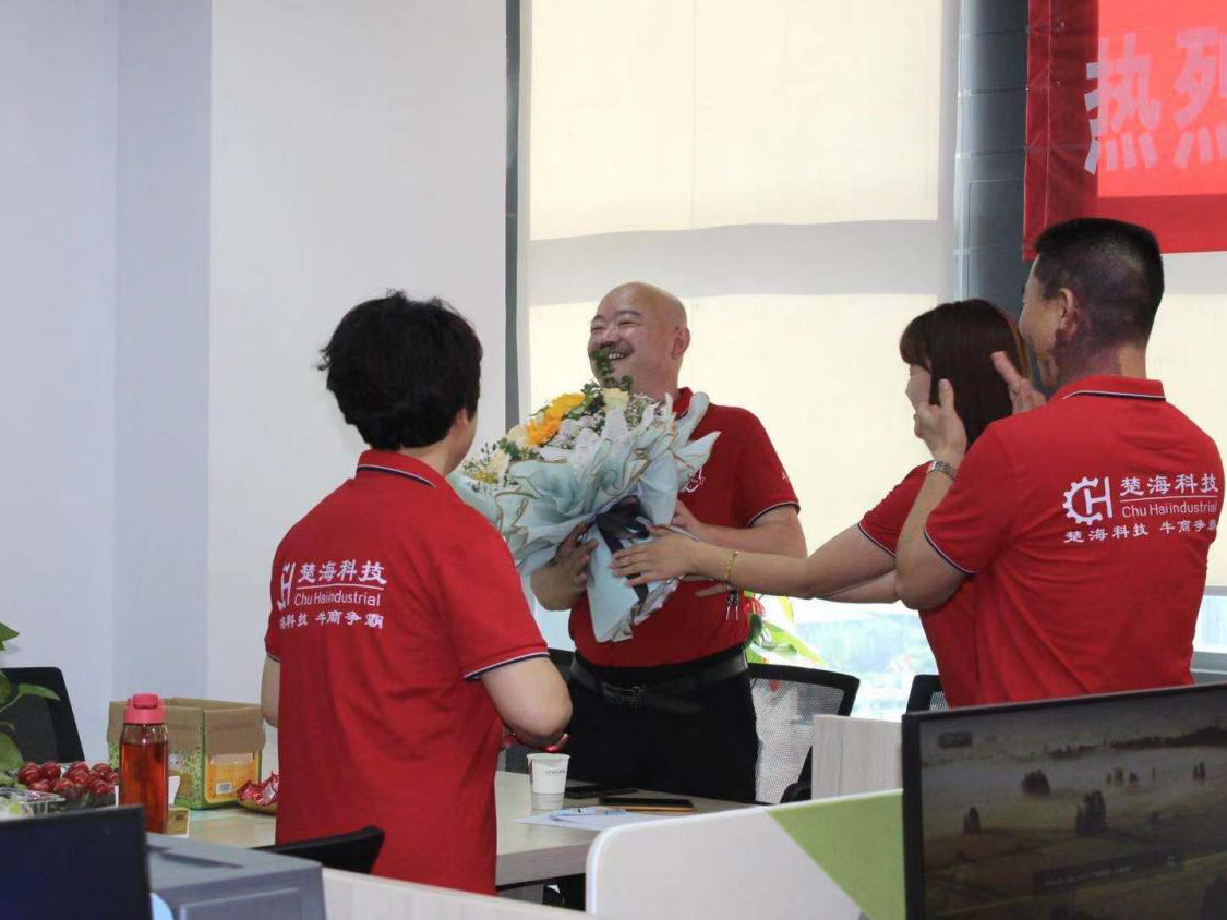 前有牛遇草指路，后有牛商協助，友發鍍鋅鋼管，規格齊全任你選！